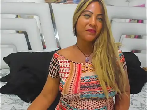 Snapshot of SaraaJhons chatting on November 21, 7:35 pm SaraaJhons online show from November 21, 7:35 pm