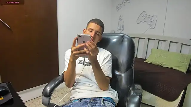 Snapshot of JackSwan18 chatting on September 28, 4:30 am JackSwan18 online show from September 28, 4:30 am