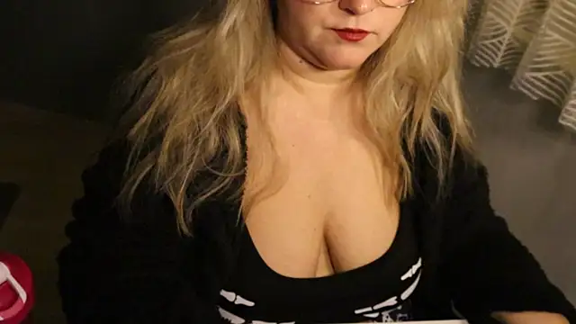 Snapshot of queenpeachi chatting on December 2, 6:26 am queenpeachi online show from December 2, 6:26 am