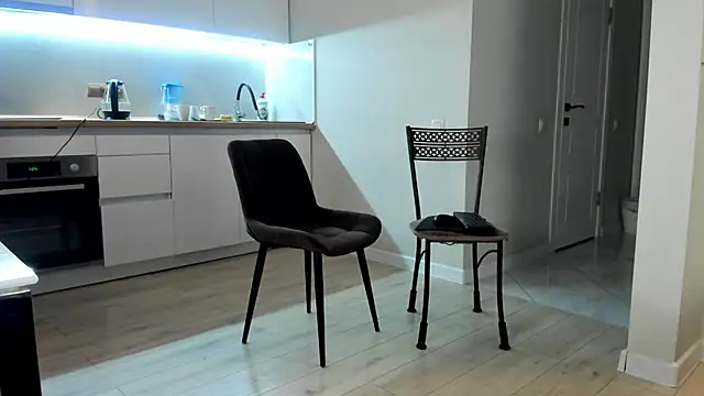 Emma Flin online show from December 4, 11:20 am