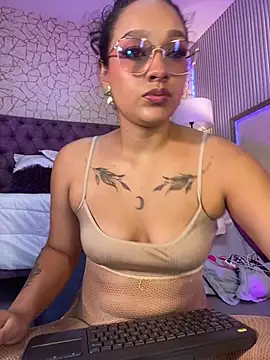 Snapshot of EMILYY_FOXY chatting on June 15, 7:02 pm EMILYY FOXY online show from June 15, 7:02 pm