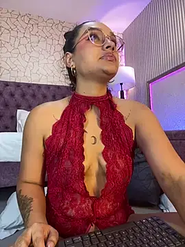 Snapshot of EMILYY_FOXY chatting on July 6, 7:05 pm EMILYY FOXY online show from July 6, 7:05 pm