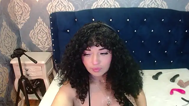 Sofiacowperx online show from May 21, 1:19 pm