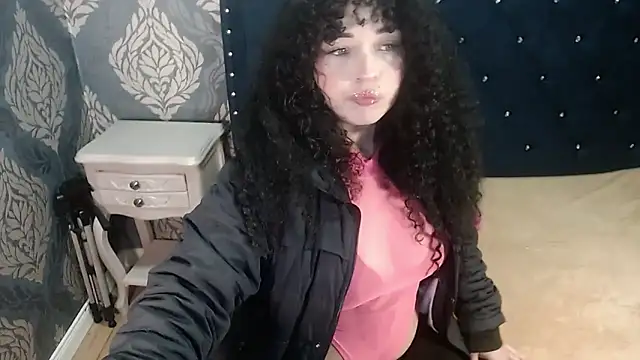 Snapshot of Sofiacowperx chatting on December 5, 1:32 pm Sofiacowperx online show from December 5, 1:32 pm