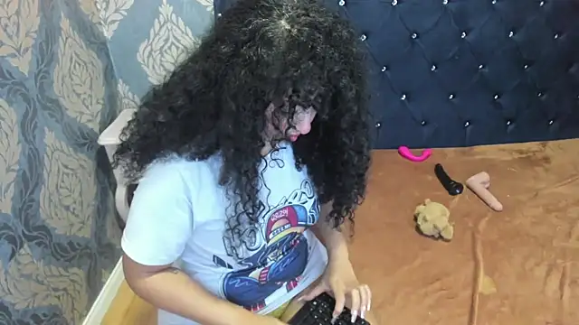 Snapshot of Sofiacowperx chatting on September 13, 2:28 pm Sofiacowperx online show from September 13, 2:28 pm