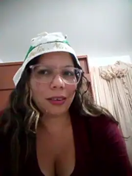 Snapshot of Carliina_Soussa chatting on December 17, 10:37 pm Carliina Soussa online show from December 17, 10:37 pm