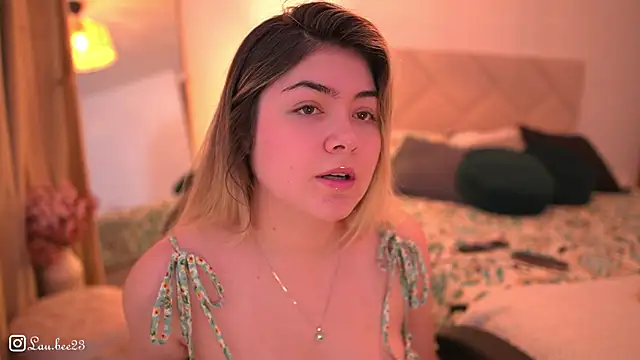 Snapshot of Lau_Bee chatting on November 2, 11:15 am Lau Bee online show from November 2, 11:15 am