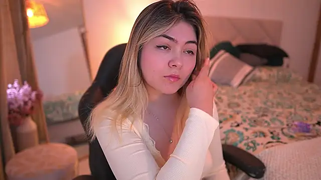 Snapshot of Lau_Bee chatting on November 1, 4:45 pm Lau Bee online show from November 1, 4:45 pm