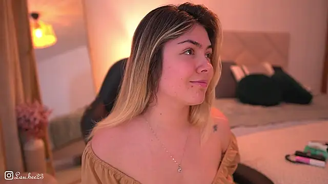 Snapshot of Lau_Bee chatting on November 4, 5:39 pm Lau Bee online show from November 4, 5:39 pm