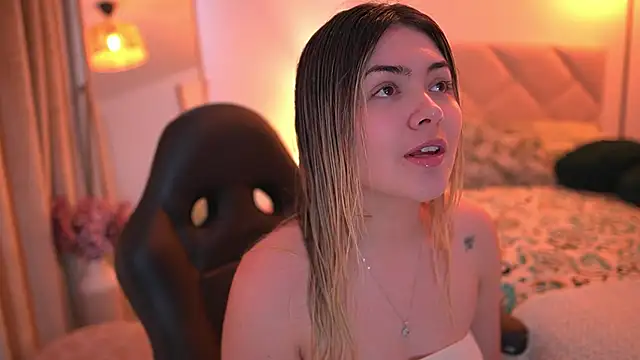 Snapshot of Lau_Bee chatting on November 25, 5:35 pm Lau Bee online show from November 25, 5:35 pm