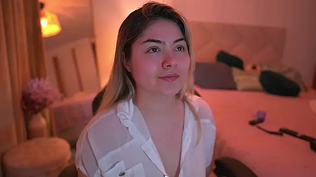 Snapshot of Lau_Bee chatting on October 24, 6:40 pm Lau Bee online show from October 24, 6:40 pm