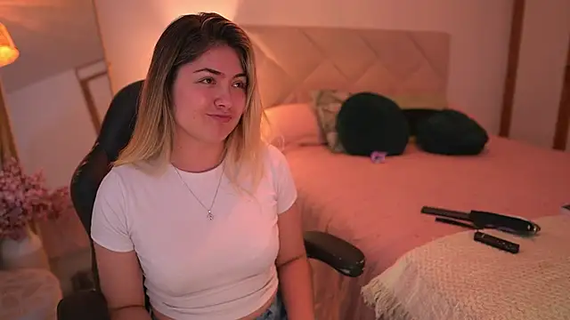 Snapshot of Lau_Bee chatting on November 10, 7:08 pm Lau Bee online show from November 10, 7:08 pm