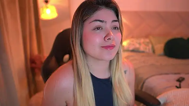 Snapshot of Lau_Bee chatting on November 28, 1:17 am Lau Bee online show from November 28, 1:17 am