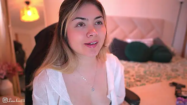 Snapshot of Lau_Bee chatting on December 3, 5:01 pm Lau Bee online show from December 3, 5:01 pm