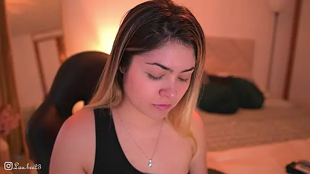 Snapshot of Lau_Bee chatting on November 30, 3:35 pm Lau Bee online show from November 30, 3:35 pm