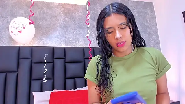 Snapshot of laura_smith33 chatting on February 19, 2:01 pm laura smith33 online show from February 19, 2:01 pm