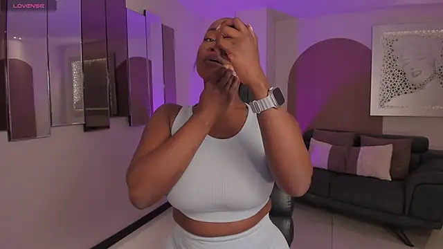 SavannahStorm online show from December 3, 8:30 pm