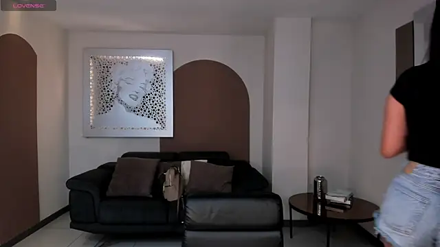 IsabellaHill  online show from December 27, 7:24 pm