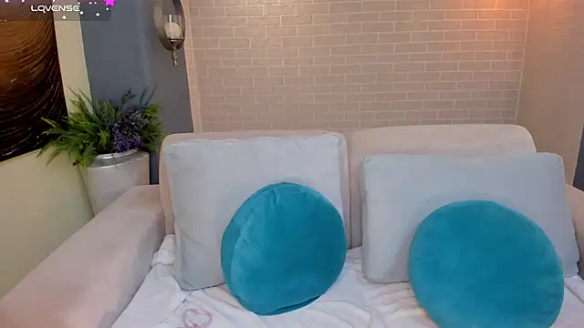 IsabellaHill  online show from December 18, 7:19 pm