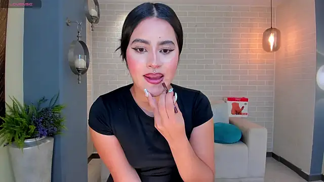 IsabellaHill  online show from December 20, 7:50 pm