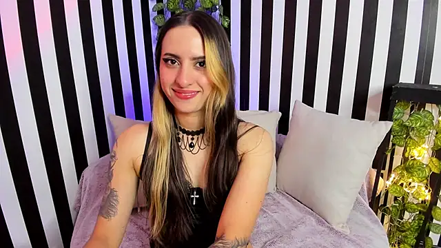 Snapshot of liz_goth chatting on November 19, 1:55 pm liz goth online show from November 19, 1:55 pm