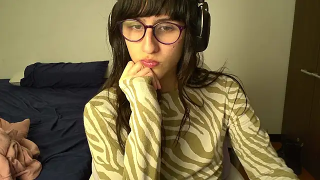 Snapshot of Alice_love29 chatting on January 6, 4:15 am Alice love29 online show from January 6, 4:15 am