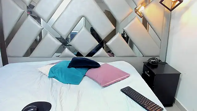 Nahomi-Hill online show from March 7, 12:39 am