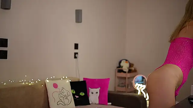 Snapshot of MayaRayy chatting on October 31, 1:02 am MayaRayy online show from October 31, 1:02 am