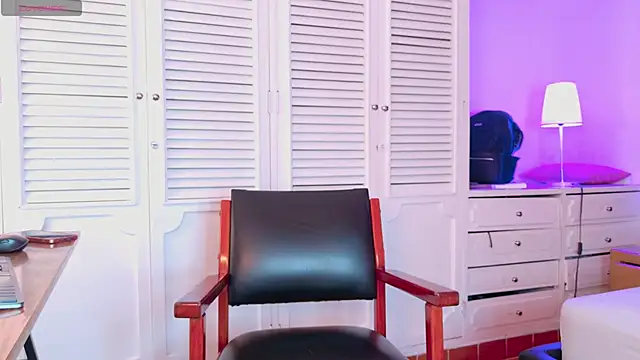Adel Nesbiit online show from June 3, 8:13 pm