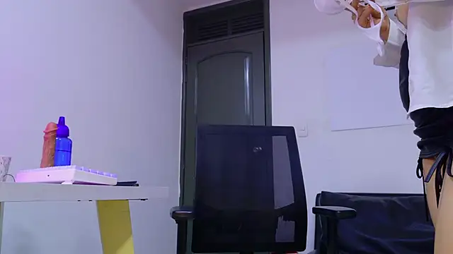 Snapshot of Adel_Nesbiit chatting on February 27, 11:15 pm Adel Nesbiit online show from February 27, 11:15 pm