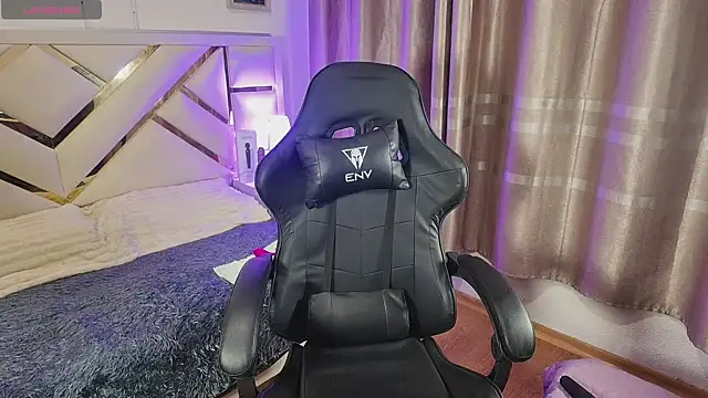 carolineamber  online show from February 22, 9:27 pm