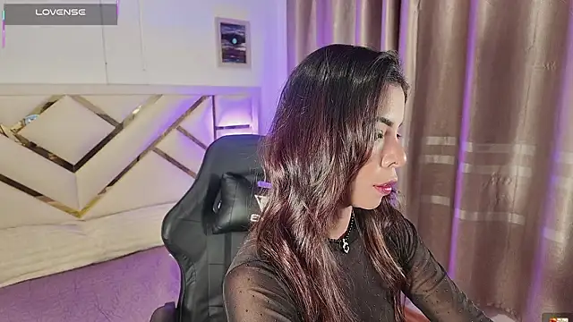 carolineamber  online show from March 25, 2:01 am