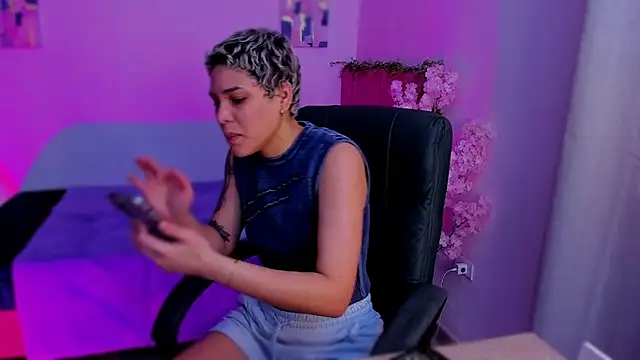 Snapshot of Charlee_pink chatting on November 25, 8:09 pm Charlee pink online show from November 25, 8:09 pm