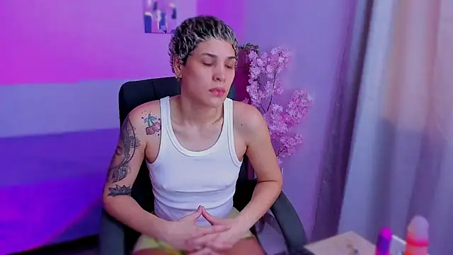 Snapshot of Charlee_pink chatting on December 1, 5:36 pm Charlee pink online show from December 1, 5:36 pm