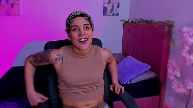 Snapshot of Charlee_pink chatting on December 3, 3:51 am Charlee pink online show from December 3, 3:51 am