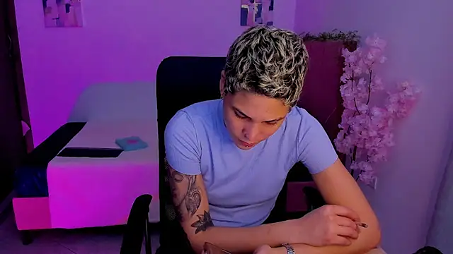 Snapshot of Charlee_pink chatting on November 10, 8:47 pm Charlee pink online show from November 10, 8:47 pm