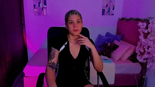 Snapshot of Charlee_pink chatting on October 27, 8:32 pm Charlee pink online show from October 27, 8:32 pm