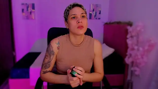 Snapshot of Charlee_pink chatting on November 11, 5:19 pm Charlee pink online show from November 11, 5:19 pm