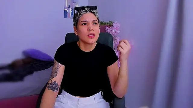 Snapshot of Charlee_pink chatting on November 18, 8:56 pm Charlee pink online show from November 18, 8:56 pm