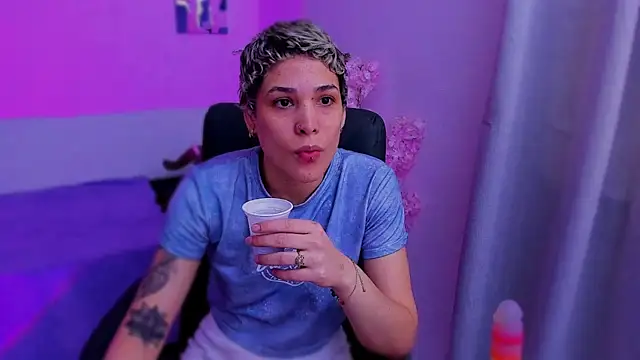 Snapshot of Charlee_pink chatting on November 29, 7:58 pm Charlee pink online show from November 29, 7:58 pm