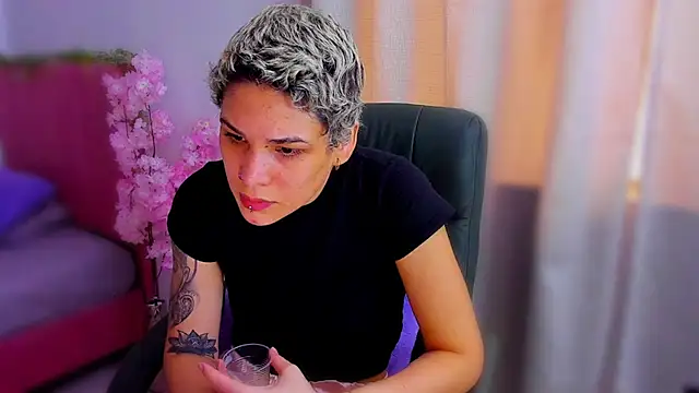 Snapshot of Charlee_pink chatting on November 19, 3:34 pm Charlee pink online show from November 19, 3:34 pm