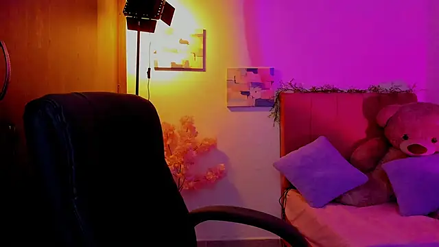 Charlee pink online show from March 27, 10:00 pm