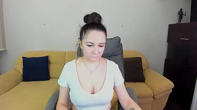 Snapshot of AngellLika chatting on December 5, 1:43 pm AngellLika online show from December 5, 1:43 pm