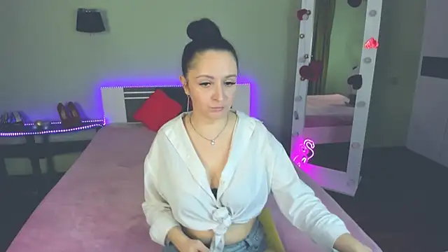 Snapshot of AngellLika chatting on December 16, 12:53 pm AngellLika online show from December 16, 12:53 pm