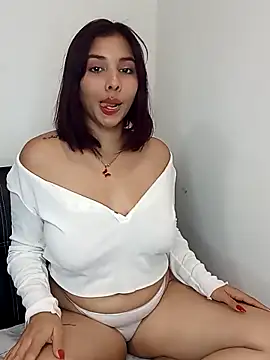 Snapshot of LucyMartelli chatting on March 10, 4:35 pm LucyMartelli online show from March 10, 4:35 pm