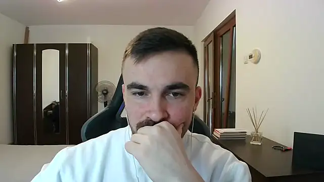 Snapshot of mu5clemania2 chatting on February 15, 8:35 am mu5clemania2 online show from February 15, 8:35 am