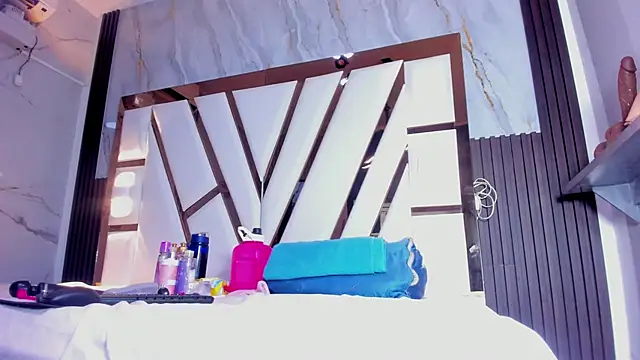 lola hornei online show from December 5, 2:26 pm