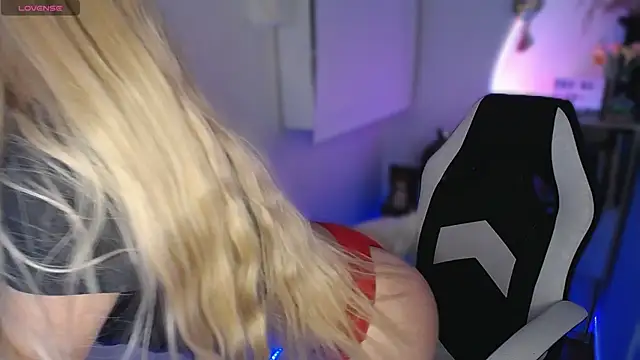 Snapshot of channel_blonde_a chatting on October 15, 5:06 am channel blonde a online show from October 15, 5:06 am