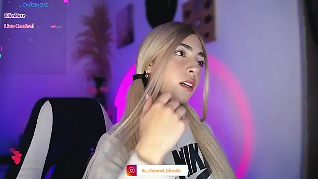 Snapshot of channel_blonde_a chatting on November 11, 8:36 pm channel blonde a online show from November 11, 8:36 pm