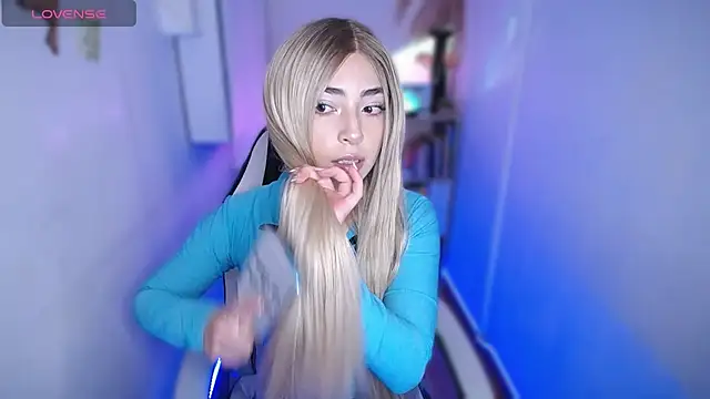 Snapshot of channel_blonde_a chatting on December 3, 9:25 pm channel blonde a online show from December 3, 9:25 pm